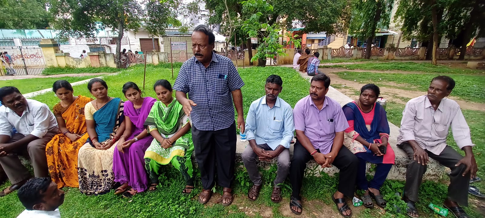 మాట్లాడుతున్న సిఐటియు జిల్లా ప్రధాన కార్యదర్శి చైతన్య