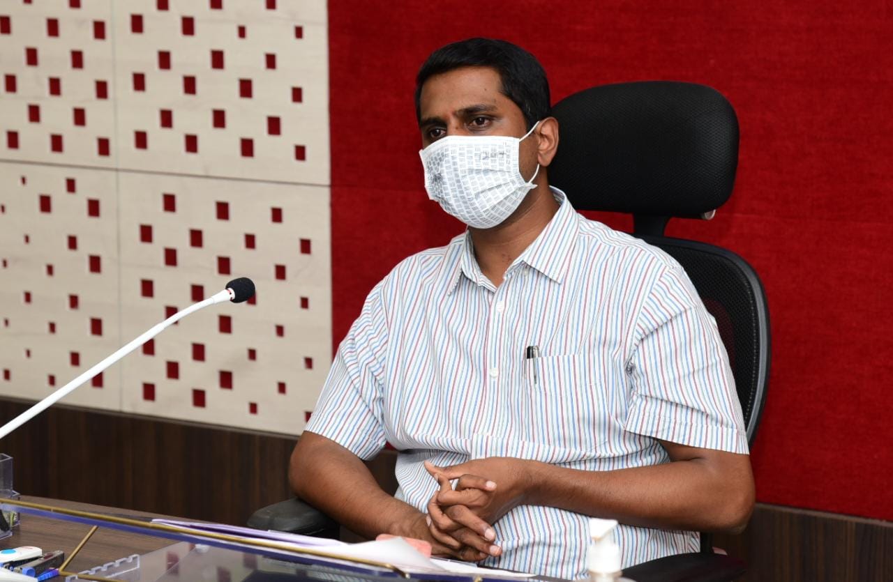 వీడియో కాన్పెరెన్స్‌లో జిల్లా కలెక్టర్‌ హరినారాయణ్‌