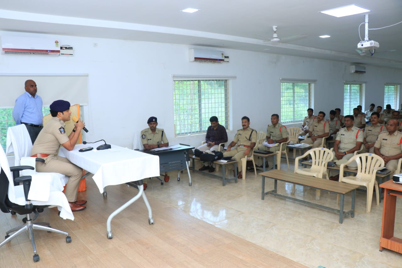 సైబర్‌ నేరాలపై శిక్షణలో మాట్లాడుతున్న జిల్లా ఎస్‌పి రిషాంత్‌రెడ్డి