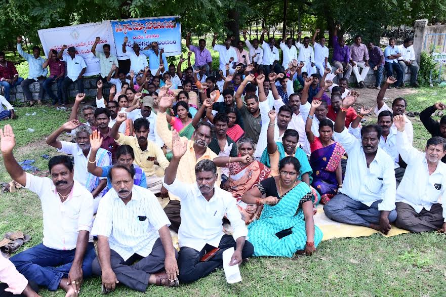 ధర్నాలో విఆర్‌ఏలను ఉద్దేశించి మాట్లాడుతున్న చైతన్య