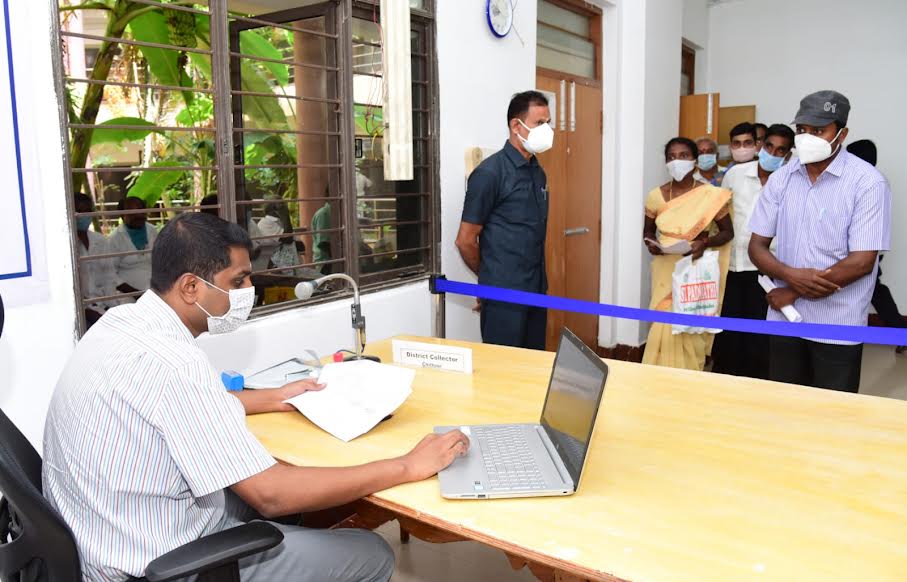 ప్రజల నుంచి అర్జీలు స్వీకరిస్తున్న కలెక్టర్‌