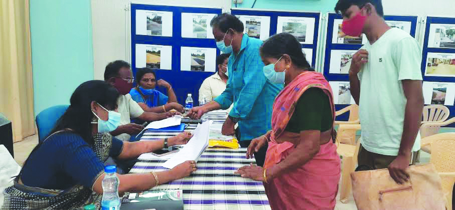 ప్రజల నుంచి అర్జీలు స్వీకరిస్తున్న కమిషనర్‌ అరుణ