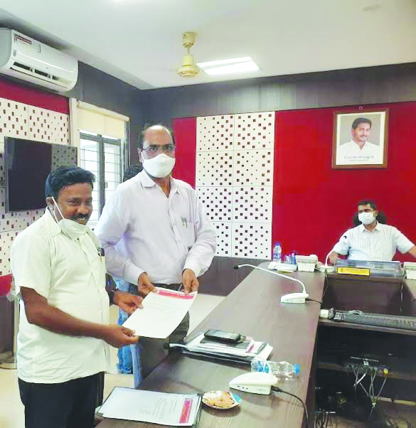 డీఆర్‌ఓకు వినతిపత్రం అందిస్తున్న సిపిఎం జిల్లా కార్యదర్శి గంగరాజు