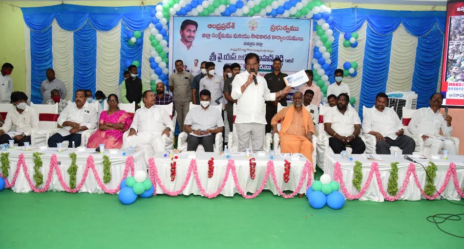 సమావేశంలో మాట్లాడుతున్న డిప్యూటి సిఎం కె. నారాయణస్వామి