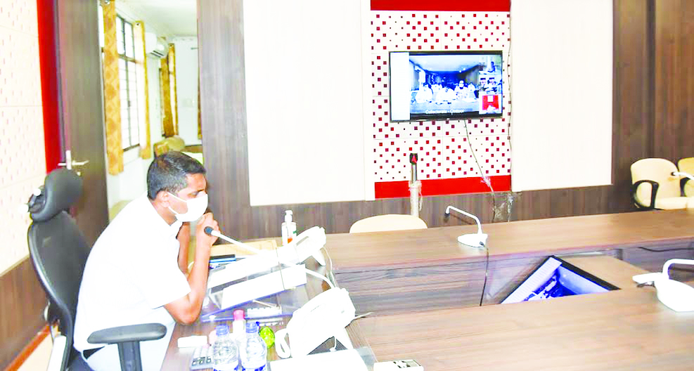 నాడు- నేడు పై వీడియో కాన్ఫరెన్స్‌లో కలెక్టర్‌ ఎం. హరినారాయణన్‌