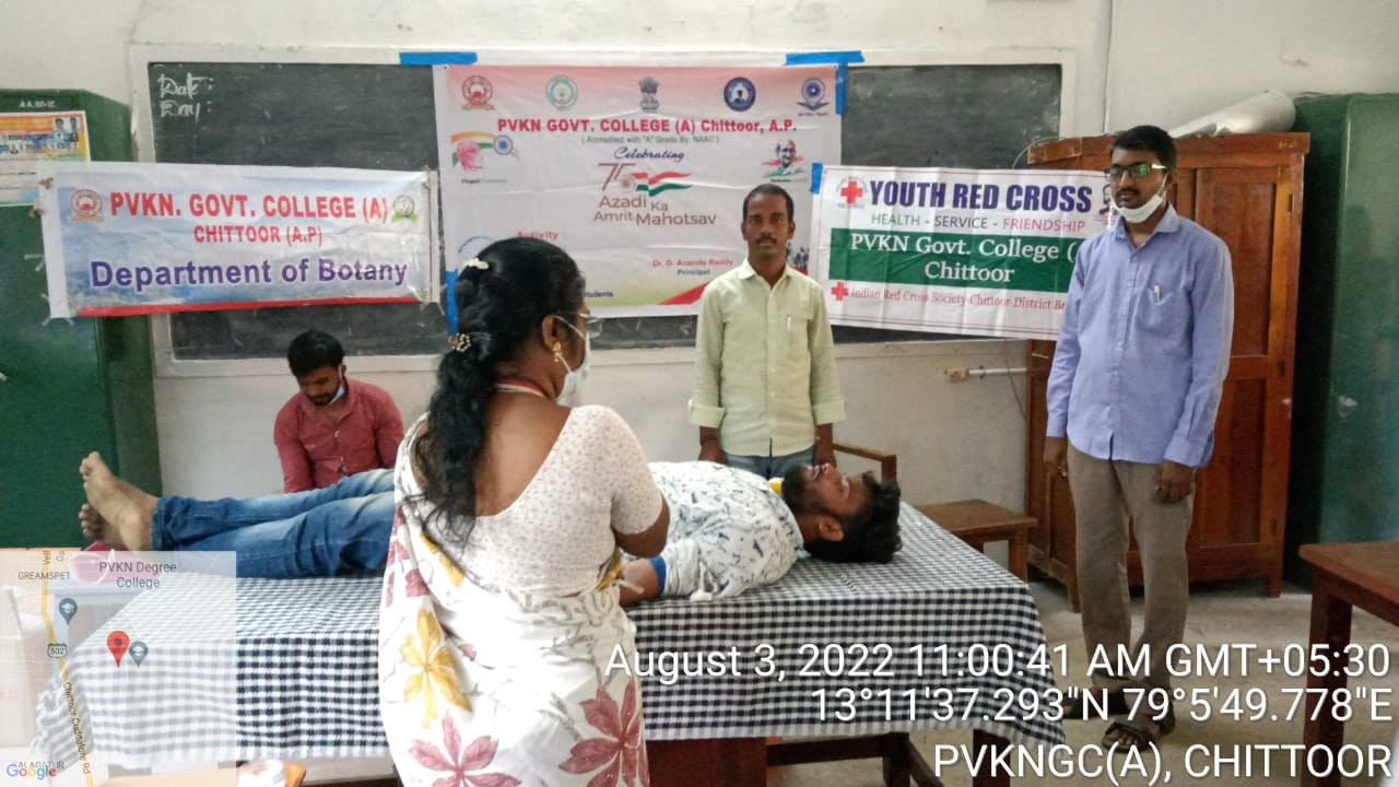 రక్తదానం చేస్తున్న విద్యార్థులు