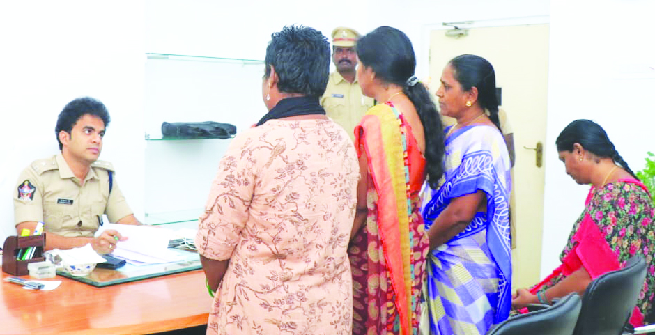 ప్రజల నుంచి ఫిర్యాదులు స్వీకరిస్తున్న ఎస్పీ రిషాంత్‌ రెడ్డి