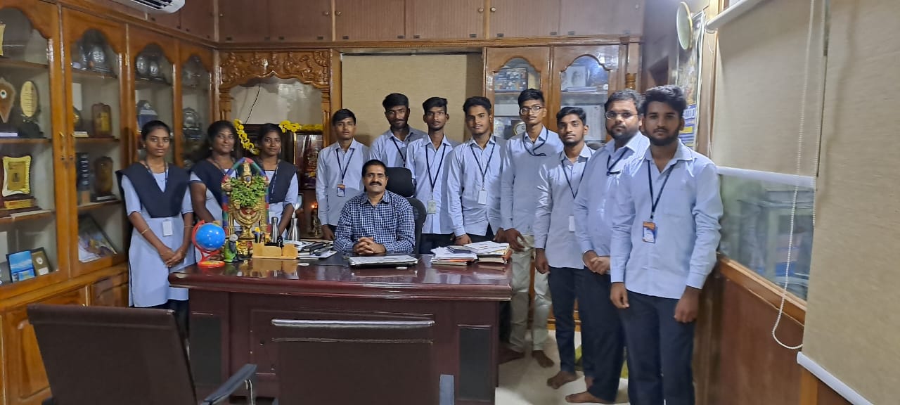 ఎంపిక విద్యార్థులను అభినందిస్తున్న కరెస్పాండెంట్‌