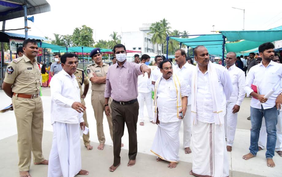 బ్రహోత్సవాల ఏర్పాట్లను పరిశీలిస్తున్న కలెక్టర్‌ హరినారాయణన్‌