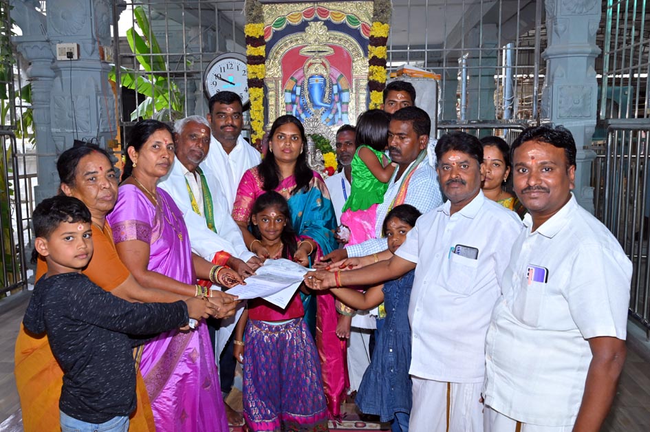 చెక్కును అందజేస్తున్న దాతలు