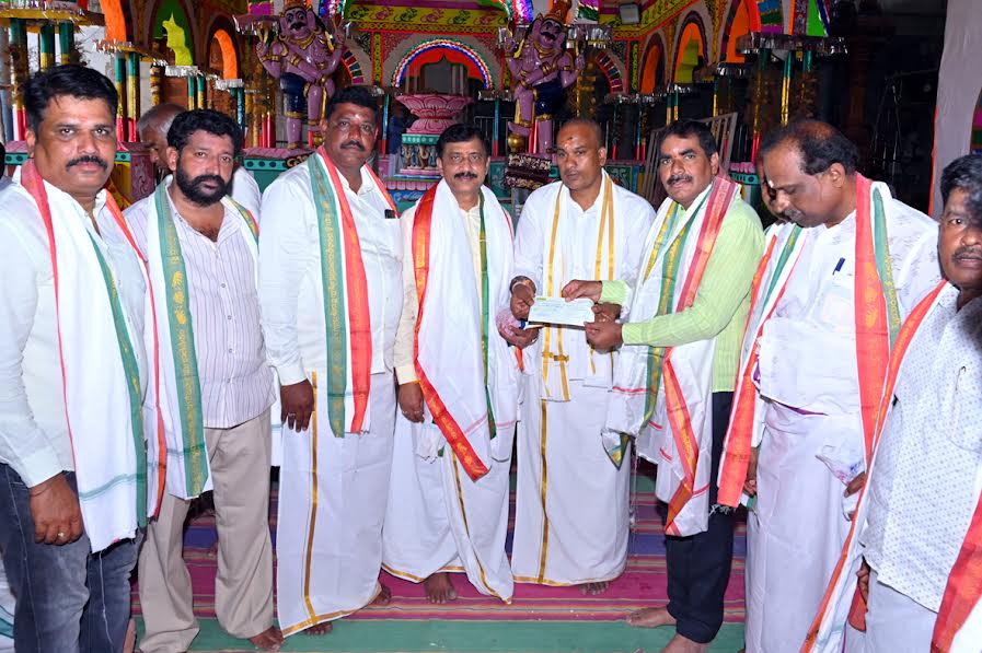 ఆలయ ఛైర్మన్‌కు చెక్కును అందిస్తున్న దాతలు