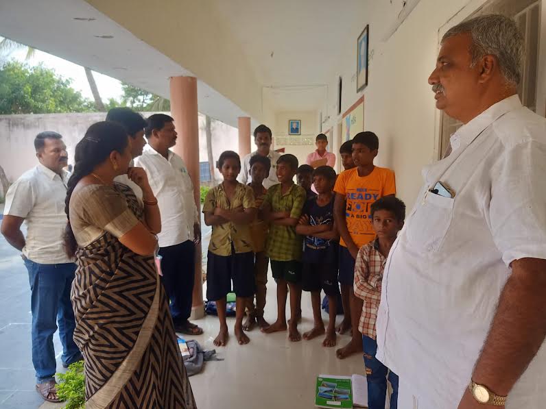 విద్యార్థులతో మాట్లాడుతున్న ఎంపీపీ