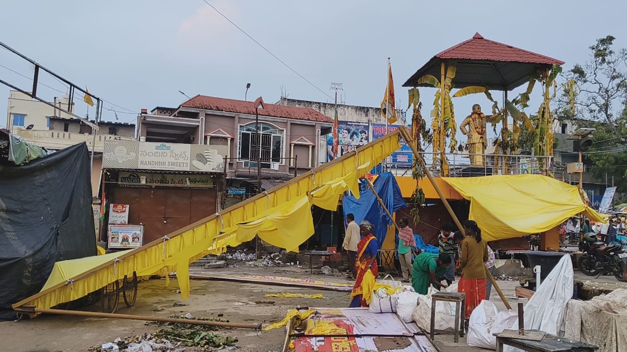   ధ్వంసమైన అన్న క్యాంటీస్‌ టెంట్లు