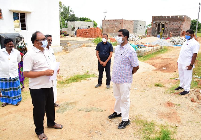 ఇళ్ల నిర్మాణాలపై ఆరా తీస్తున్న కలెక్టర్‌