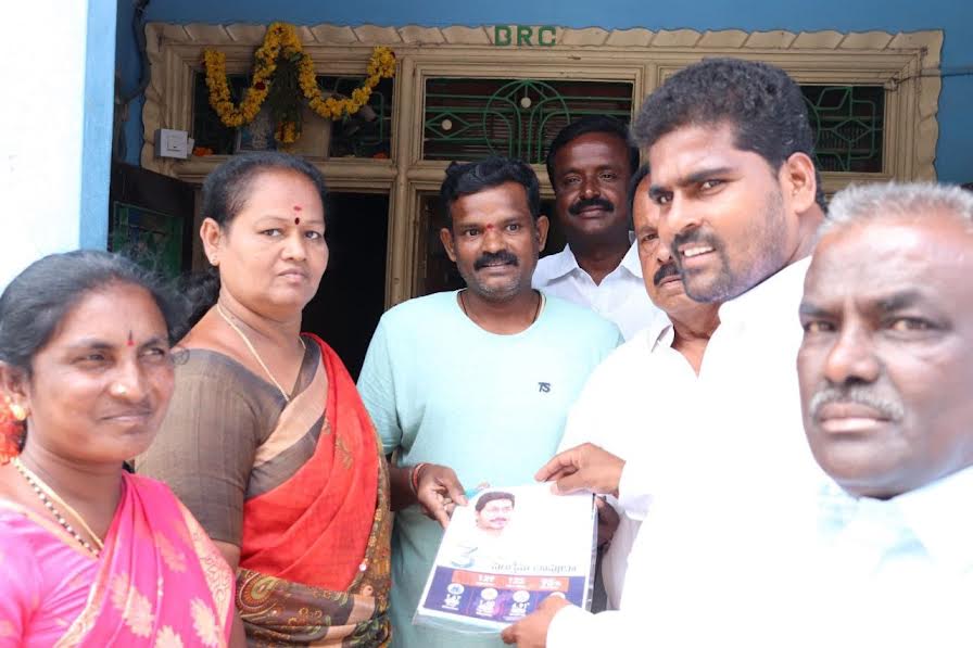 గ్రామాల్లో పర్యటిస్తున్న ఎమ్మెల్యే వెంకటే గౌడ