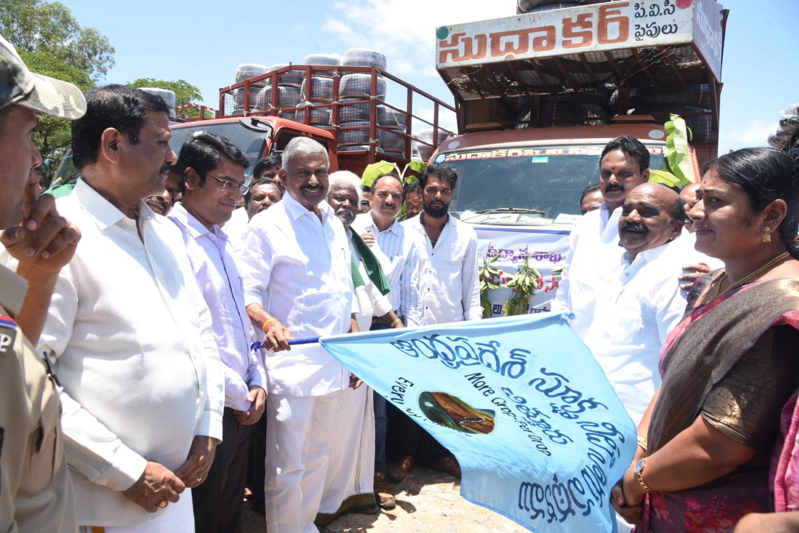 ఉద్యానవన శాఖ ఆధ్వర్యంలో నిర్వహించిన మైక్రో ఇరిగేషన్‌ ప్రాజెక్ట్‌లో భాగంగా డ్రిప్‌ పరికరాలు పంపిణీ 