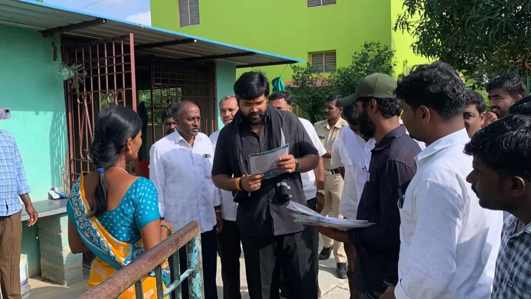 గడపగడపకు మన ప్రభుత్వంలో ఎమ్మెల్సీ భరత్‌