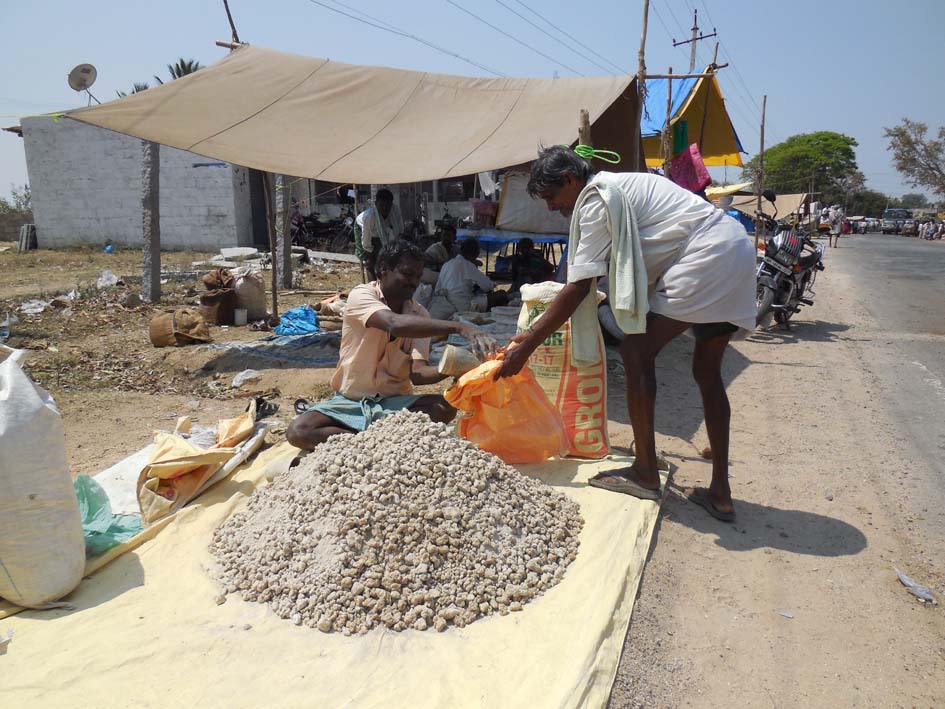 బట్టిలో కాల్చడానికి సిద్ధం చేసిన ముడిసరుకులు