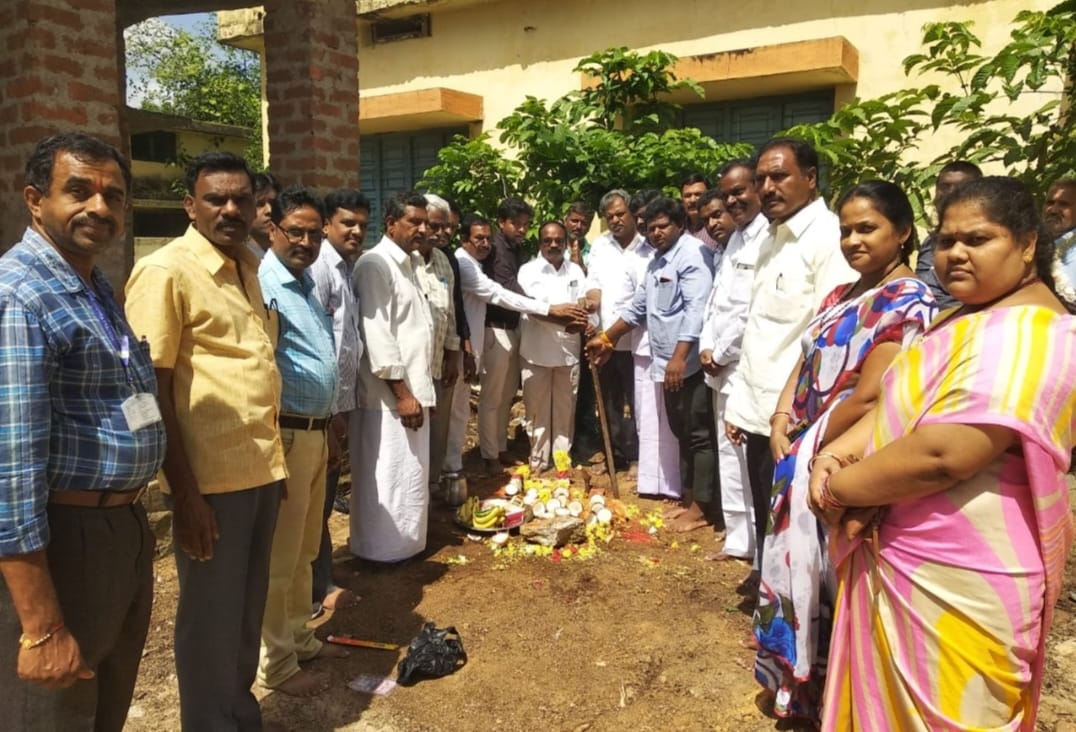 భవనాల నిర్మాణాలకు భూమి పూజ 