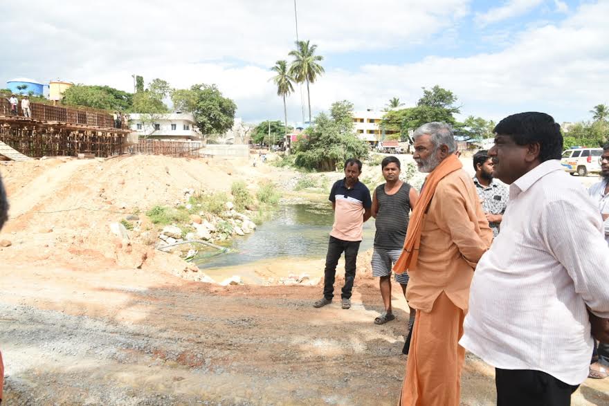 వంతెన నిర్మాణ పనులను పరిశీలిస్తున్న మంత్రి పెద్దిరెడ్డి