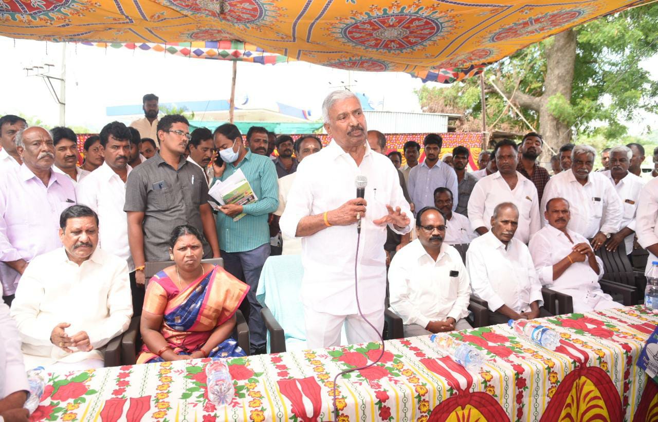 సమావేశంలో ప్రసంగిస్తున్న మంత్రి పెద్దిరెడ్డి
