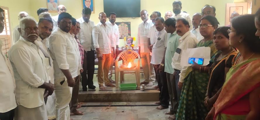 నివాళి అర్పిస్తున్న జెడ్‌పి ఛైర్మన్‌ శ్రీనివాసులు