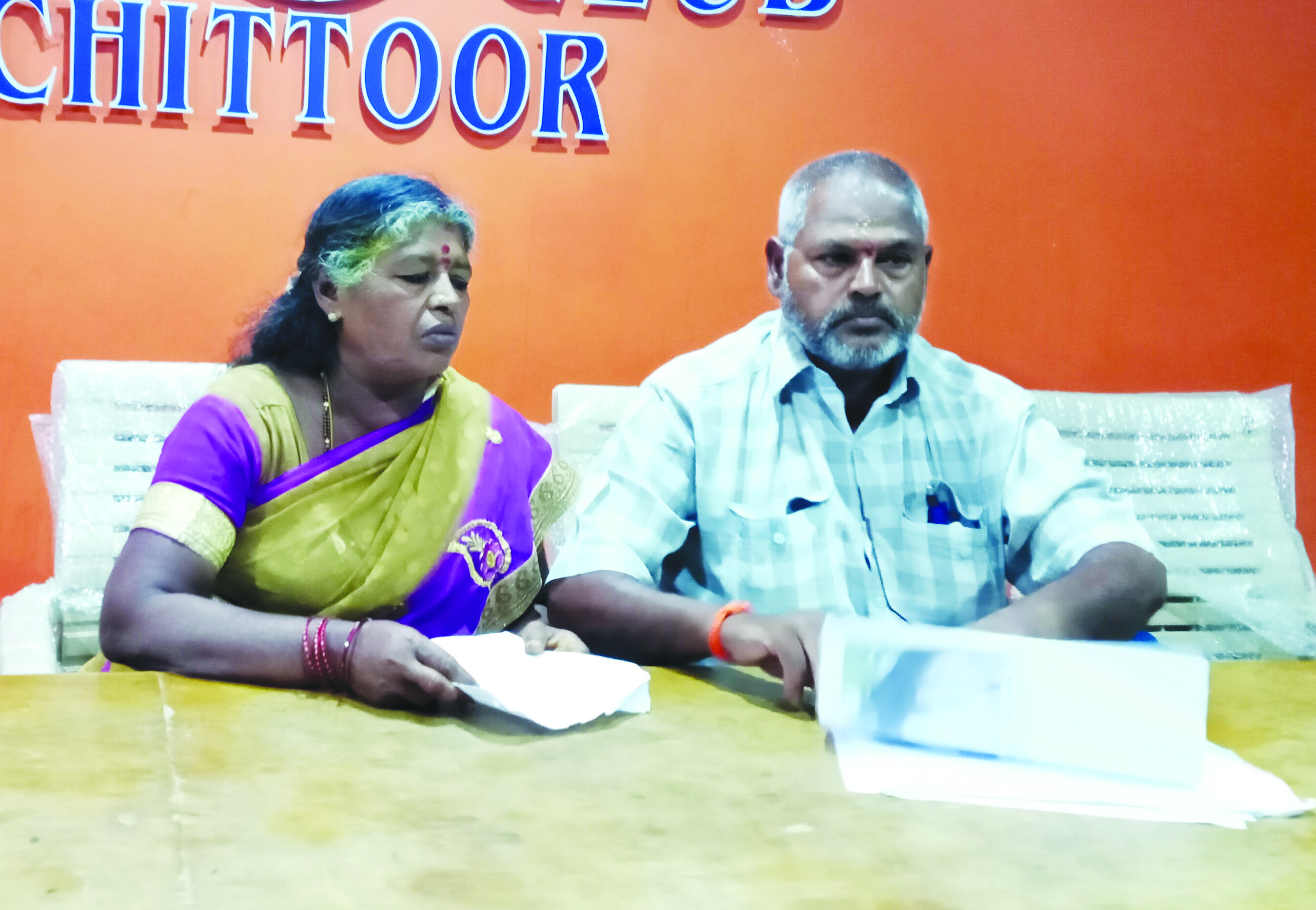 'దుకాణ స్థలాన్ని కబ్జా చేసేందుకు యత్నం'