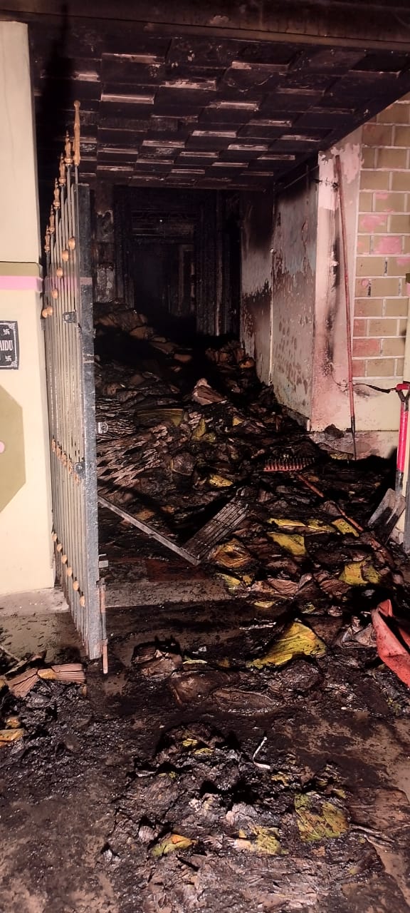 మంటల్లో కాలి బూడిడైన పేపర్‌ ప్లేట్ల తయారీ ఫ్యాక్టరీ