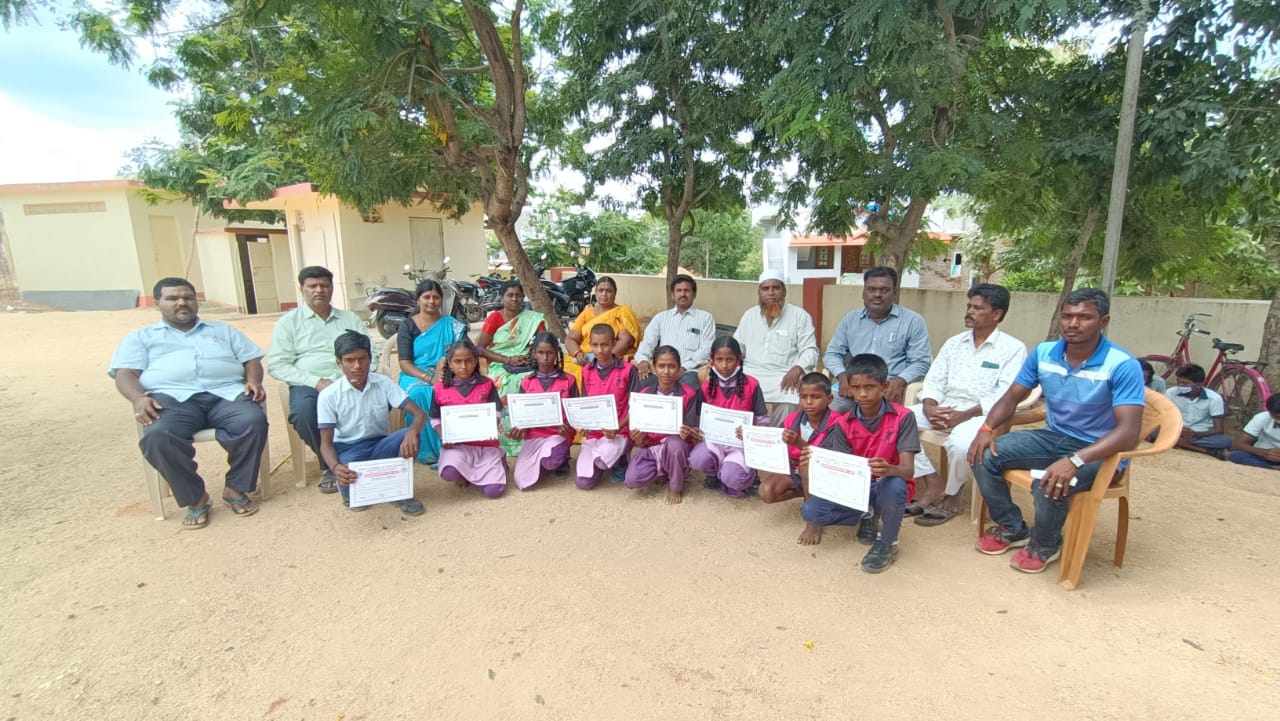 ఎంపికైన విద్యార్థులతో హెచ్‌ఎం, ఉపాధ్యాయులు