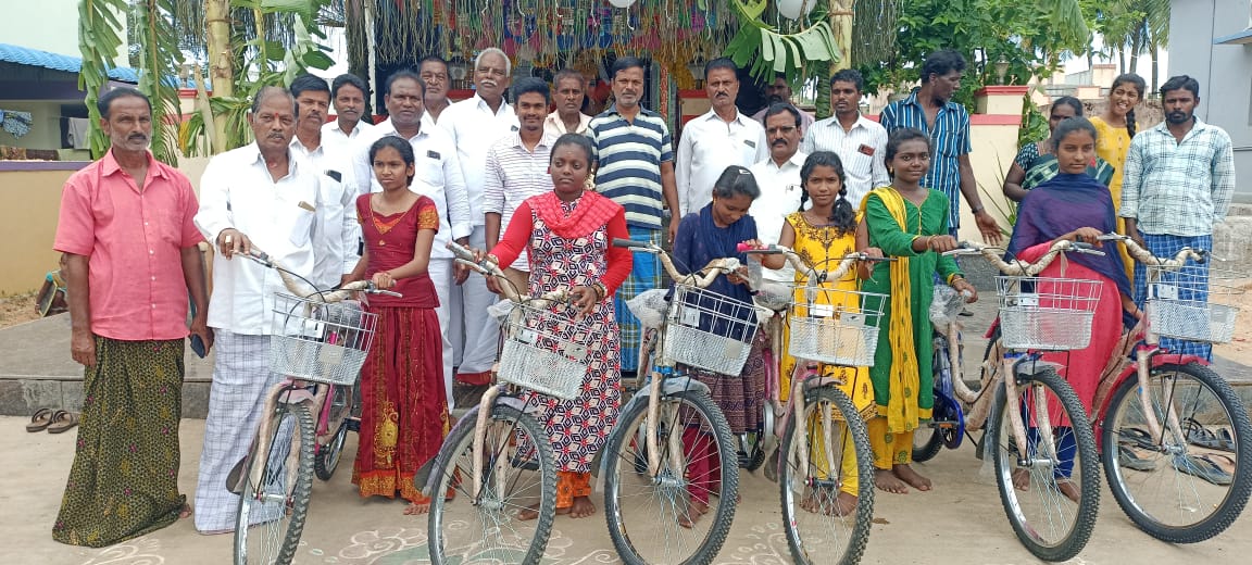 పేద విద్యార్థులకు సైకిళ్లు వితరణ