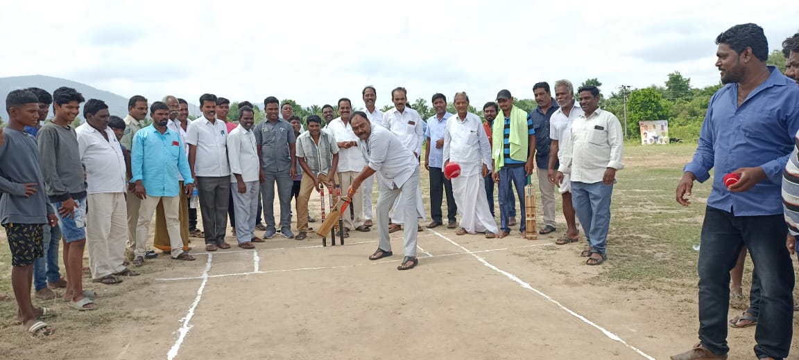  క్రికెట్‌ టోర్నమెంట్‌ను ఏపీఎస్‌ఆర్టీసీ వైస్‌చైర్మన్‌ విజయానంద రెడ్డి ప్రారంభించారు