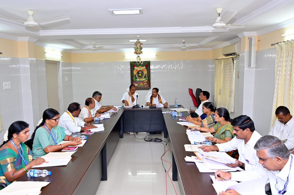 బోర్డు సమావేశంలో మాట్లాడుతున్న ఆలయ ఛైర్మన్‌, ఈవో