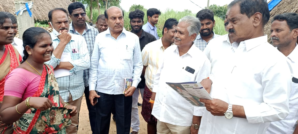 గ్రామంలో పర్యటిస్తున్న డిప్యూటీ సిఎం కళత్తూరు నారాయణ స్వామి
