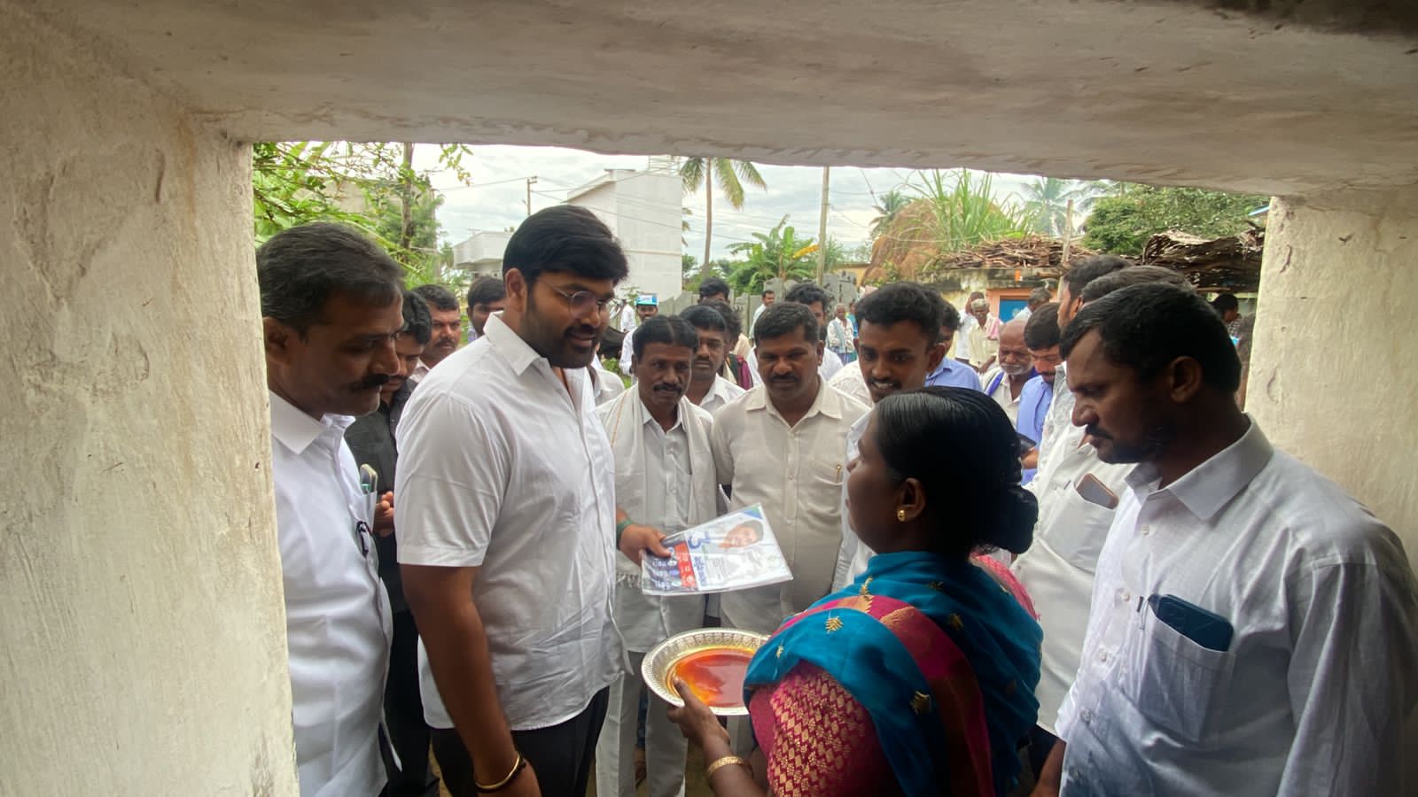 గ్రామంలో ప్రజాసమస్యలు అడిగి తెలుసుకుంటున్న ఎమ్మెల్సీ భరత్‌