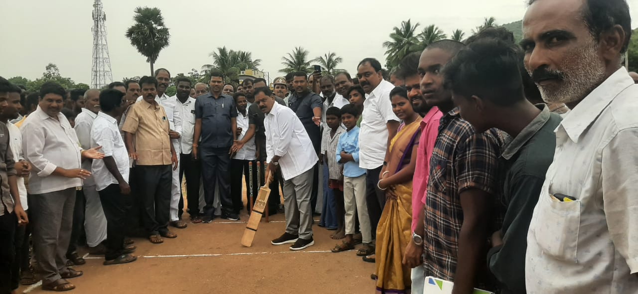 క్రీడాకారులతో క్రికెట్‌ ఆడుతున్న డిప్యూటి సిఎం