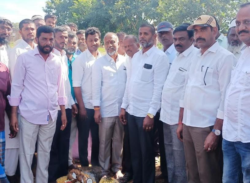 నాడు-నేడు పనులను పరిశీలిస్తున్న జెడ్‌పి ఛైర్మన్‌ శ్రీనివాసు