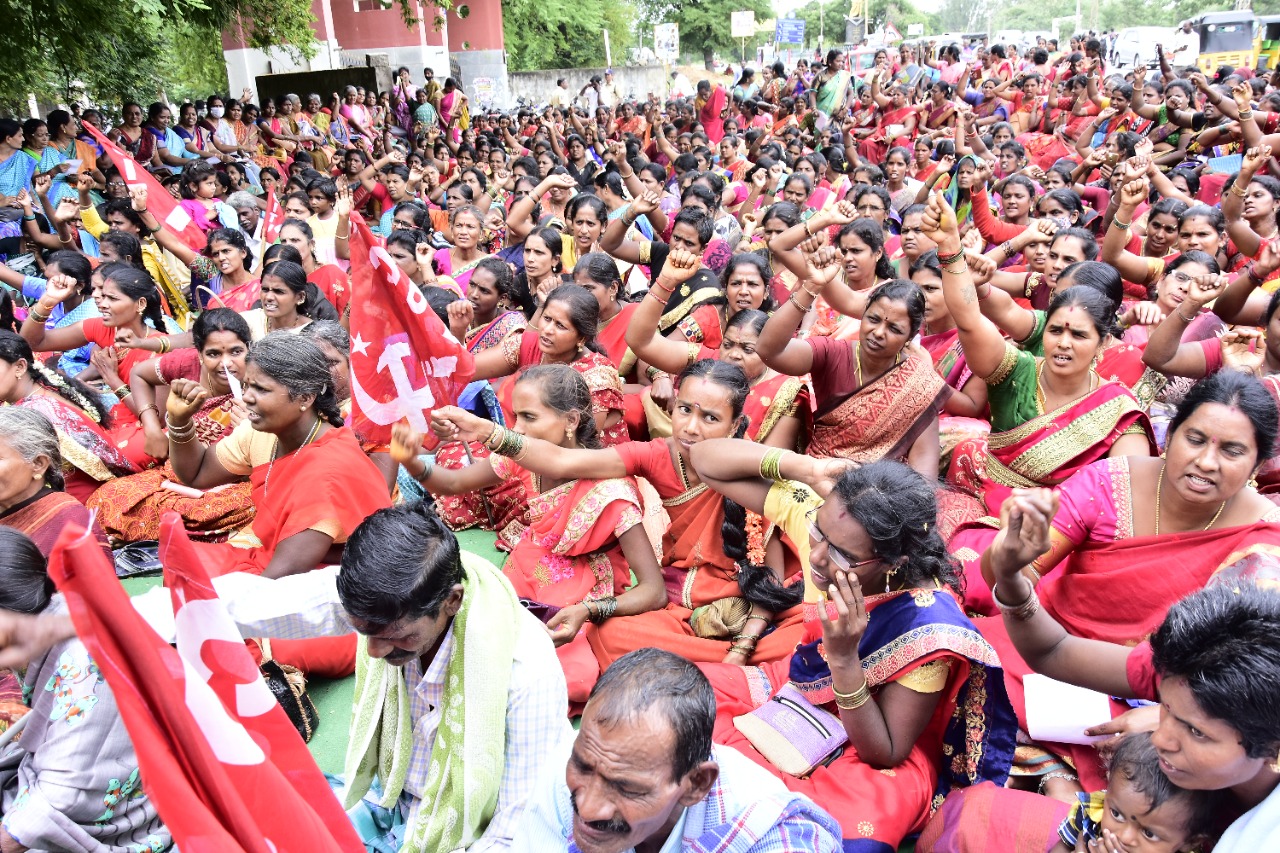 కలెక్టరేట్‌ ఎదుట కనీస వేతనాల కోసం ధర్నా చేస్తున్న కార్మికులు (ఫైల్‌ఫొటో)