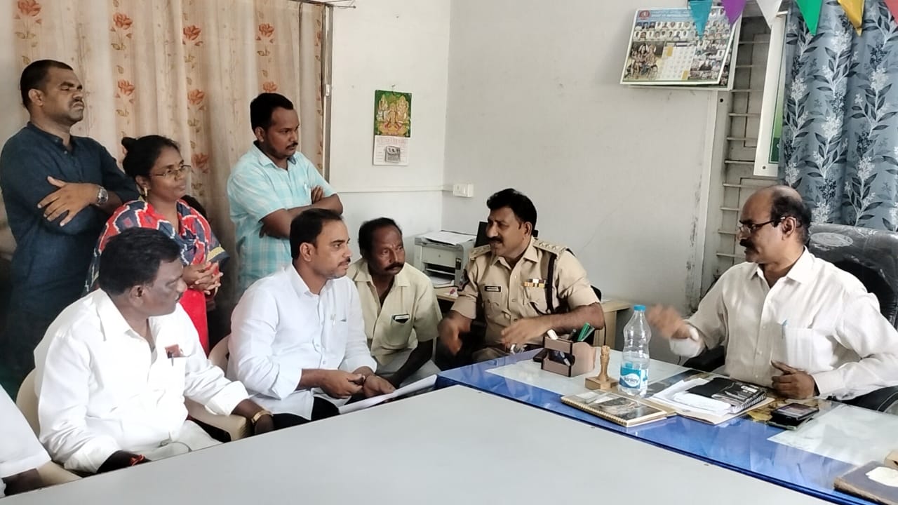 బాధిత రైతు కుటుంబ సభ్యులు, వడ్డెర సంఘం నేతలతో చర్చిస్తున్న డిఆర్‌ఒ రాజశేఖర్‌