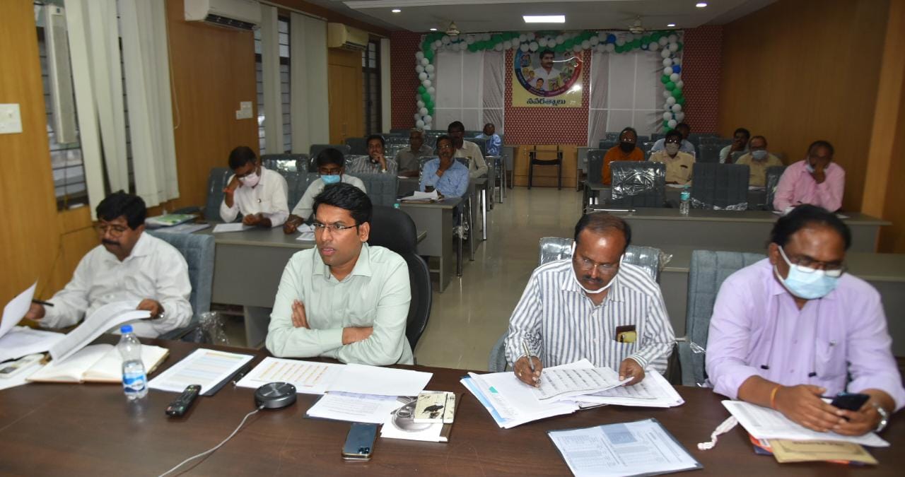 కలెక్టరేట్‌ నుండీ వీడియో కాన్పెరెన్స్‌లో జాయింట్‌ కలెక్టర్‌ వెంకటేశ్వర్‌