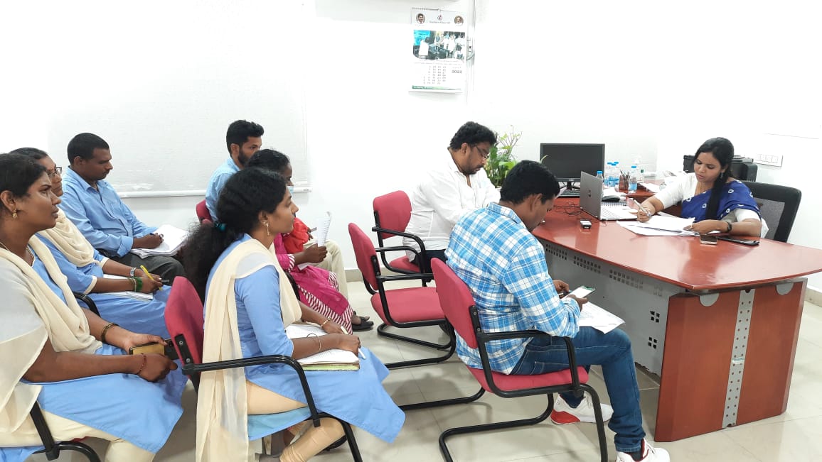 క్లాప్‌ కార్యక్రమంపై సమీక్షిస్తున్న నగర కమిషనర్‌ అరుణ