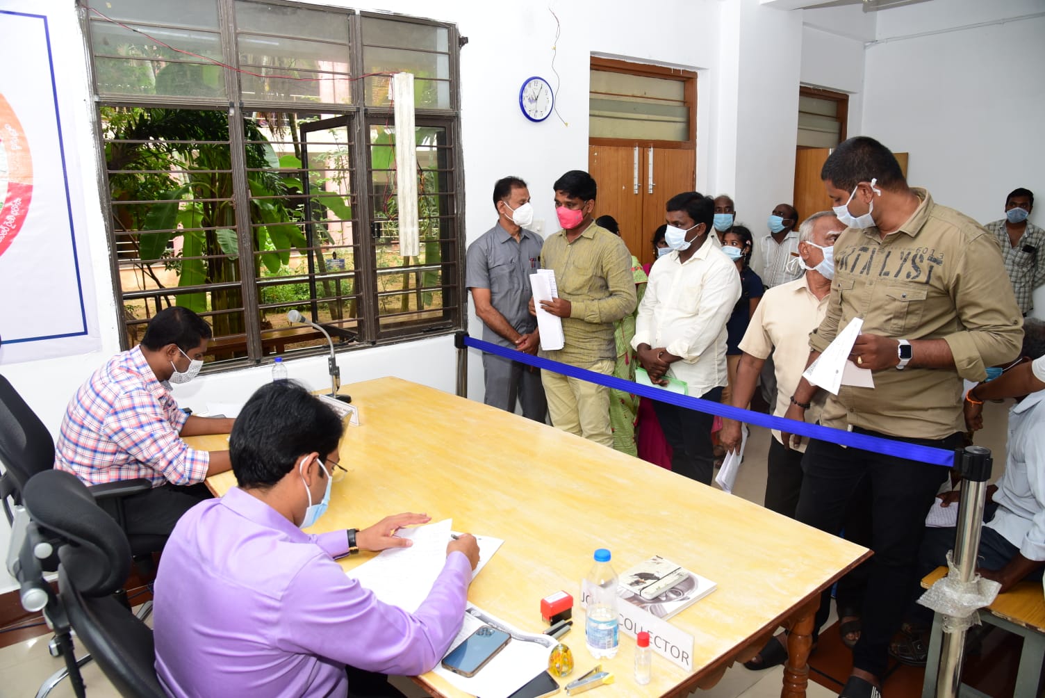 స్పందనలో అర్జీలు స్వీకరిస్తున్న జిల్లా కలెక్టర్‌