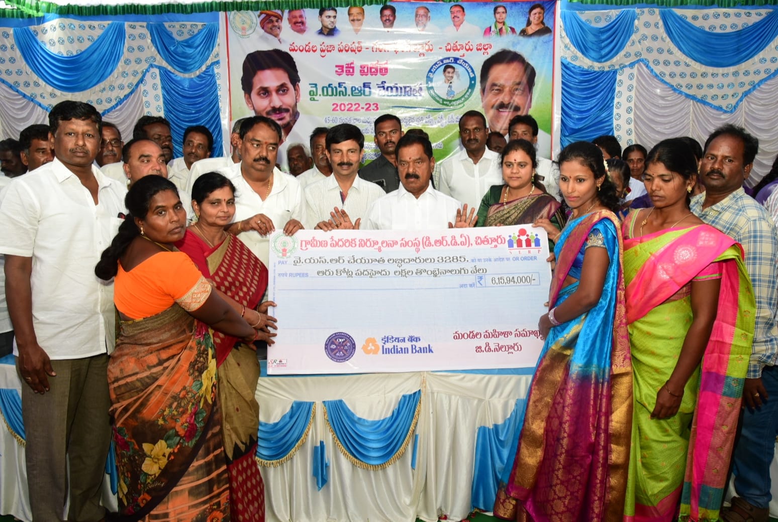 చెక్కులు పంపిణీ చేస్తున్న డిప్యూటీ సిఎం