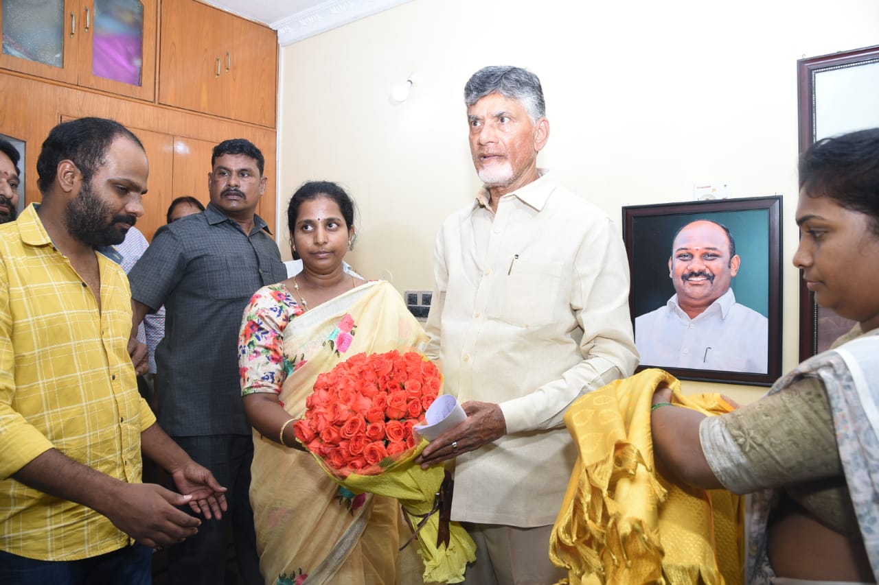 చంద్రబాబుకు స్వాగతం పలుకుతున్న మాజీ మేయర్‌ కఠారి హేమలత