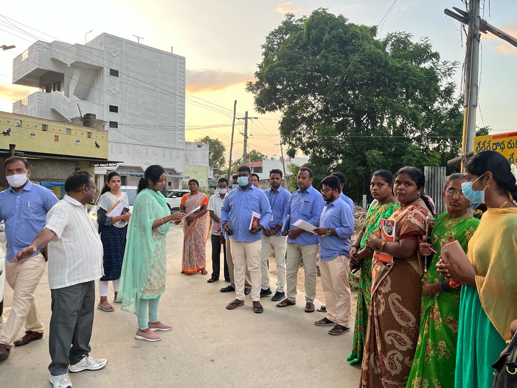 సచివాలయ సిబ్బందికి సూచనలు చేస్తున్న నగర కమిషనర్‌