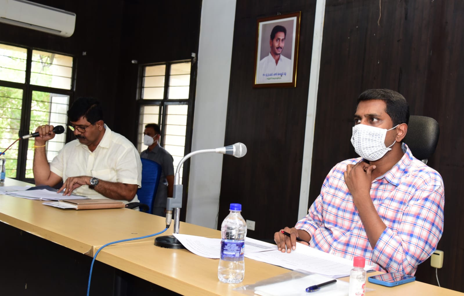 నాడు- నేడుపై సమీక్షిస్తున్న జిల్లా కలెక్టర్‌ ఎం.హరి నారాయణన్‌