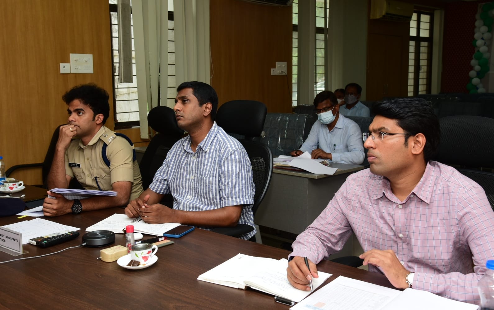 వీడియో కాన్పెరెన్స్‌లో పాల్గొన్న కలెక్టర్‌, జేసి, ఎస్పీ