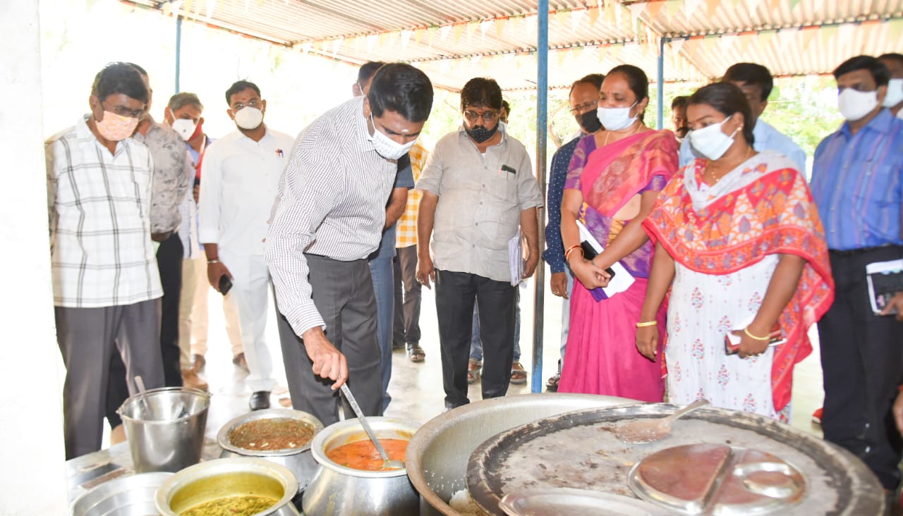 మెనూ ప్రకారం ఆహారం అందించాలి : కలెక్టర్‌