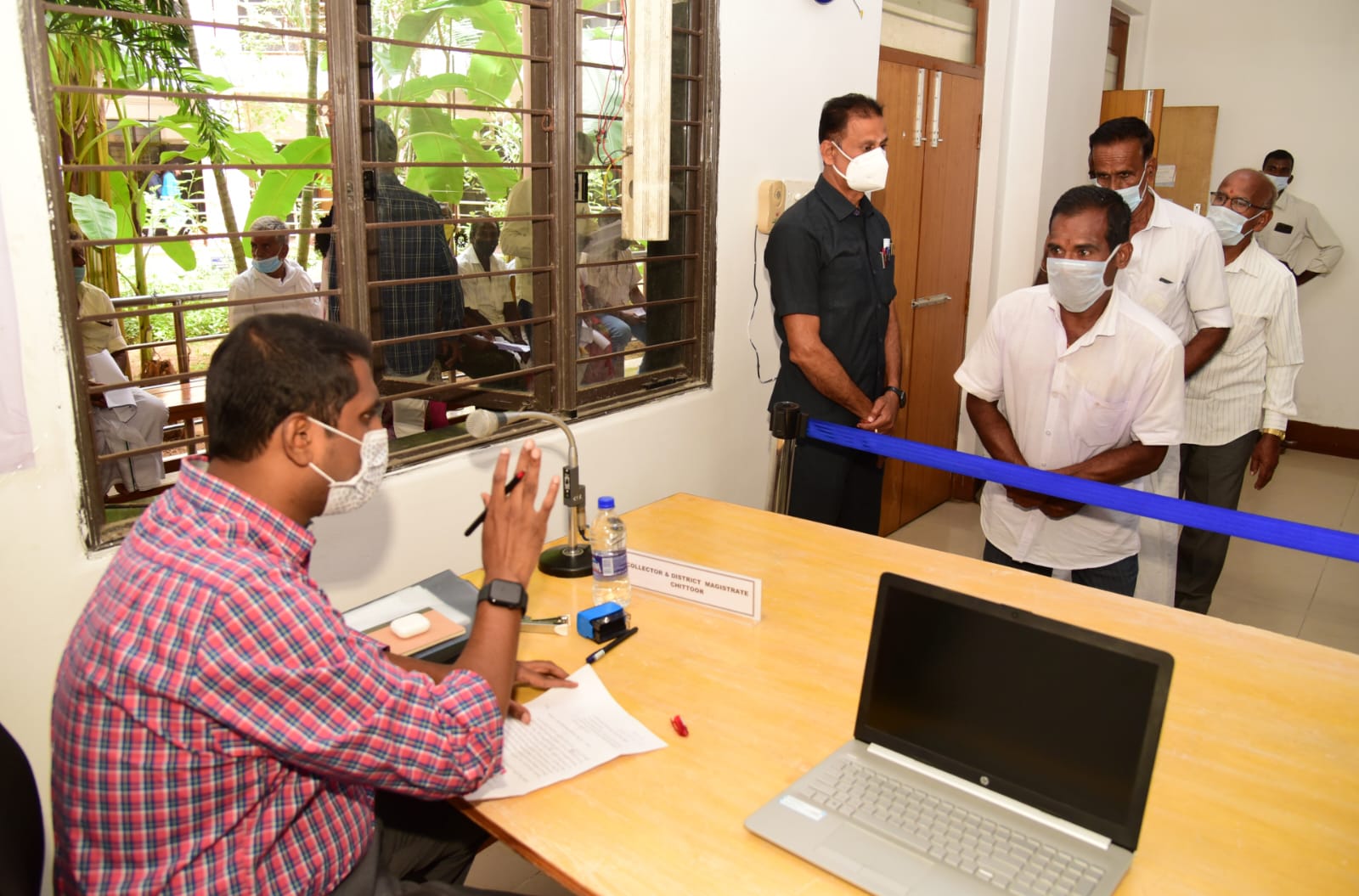 స్పందన కార్యక్రమంలో అర్జీలు స్వీకరిస్తున్న జిల్లా కలెక్టర్‌