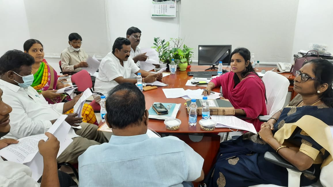 స్టాడింగ్‌ కమిటీ సమావేశంలో మాట్లాడుతున్న కమిషనర్‌