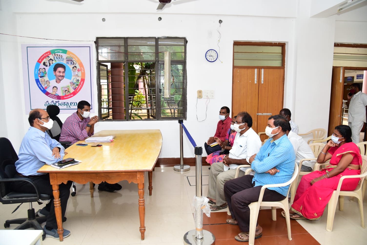 రత్నం కుటుంబ సభ్యులతో మాట్లాడుతున్న కలెక్టర్‌, డిఆర్‌ఒ